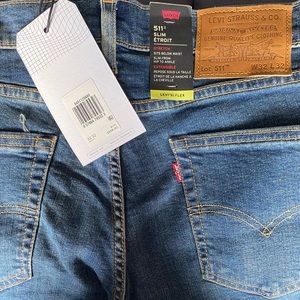 Men’s Levis Slim fit 32 inch waist and 32 inch length. BRAND NEW with tags